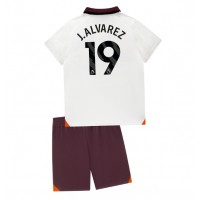 Billiga Manchester City Julian Alvarez #19 Barnkläder Borta fotbollskläder till baby 2023-24 Kortärmad (+ Korta byxor)